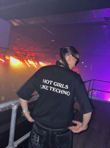 **HOT GIRLS LIKE TECHNO** T-SHIRT
